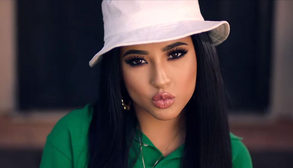 Becky G estrenó el videoclip de su tema “Green Light Go”. (Foto: Captura de video)