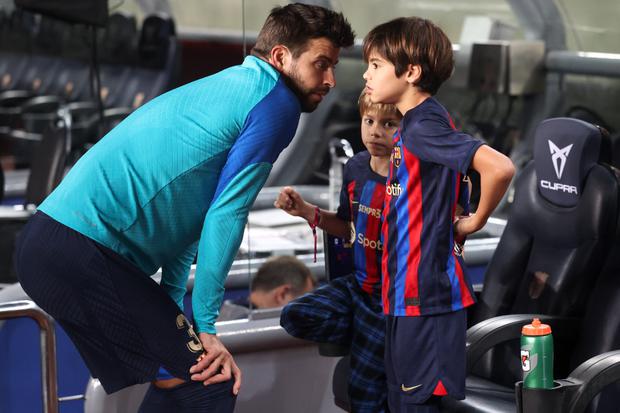 Gerard Piqué junto a sus hijos Milan y Sasha en su despedida del fútbol (Foto: AFP)
