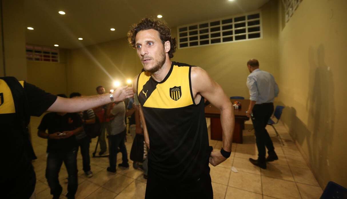 Diego Forlán propuso a la directiva de Peñarol no cobrar su sueldo mientras dure la pandemia. (Foto: GEC)