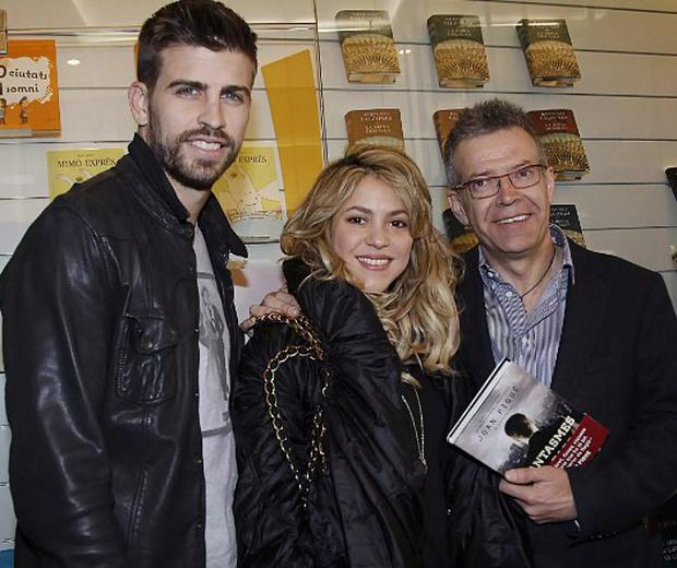 Gerard Piqué, junto a Shakira y su padre Joan Piqué cuando todo era felicidad (Foto: Archivo/ Europa Press)