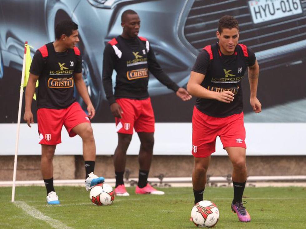 Se siguen sumando jugadores a la bicolor: Luis Advíncula entrenó en la Videna. (Prensa FPF)