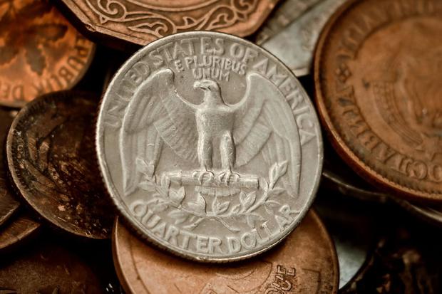 Las monedas de 25 centavos de dólar de Estados Unidos son conocidas como cuartos o “quarters” en inglés (Foto: Pexels)