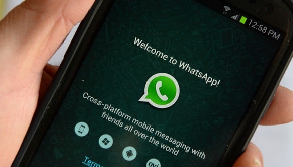 WhatsApp le cambia el nombre de los “newsletters” y sigue trabajando en el desarrollo. (Photo by STAN HONDA / AFP)