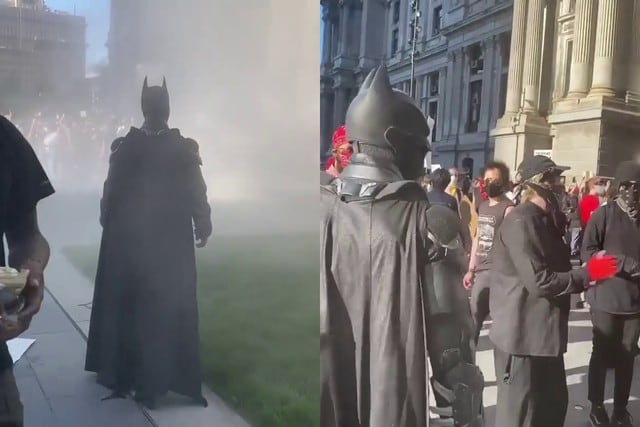 Ninguno de los manifestantes en Estados Unidos se imaginó que Batman saldría también a elevar su voz de protesta. (Fotos: Da Kid Gowie en Facebook)