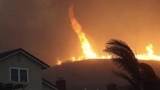 Captan impactante tornado de fuego durante incendios forestales en California 