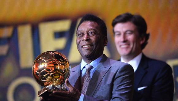 Pelé, feliz tras recibir el Balón de Oro honorífico de la FIFA y France Football. (Foto: Getty Images)