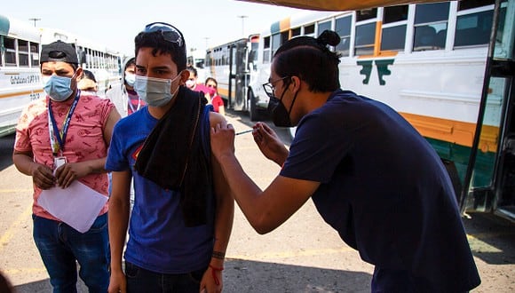 Vacuna COVID-19 en México: cómo registrarte y cuáles son los requisitos para ser inoculado si tienes entre 18 y 39 años (Foto: Getty Images)