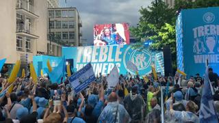Miles de hinchas desafían la lluvia en Manchester para celebrar la Champions del City
