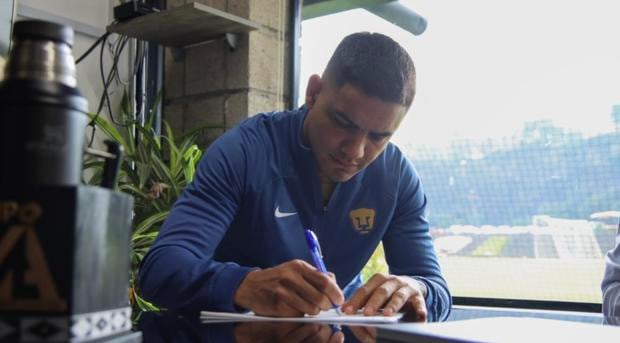 La firma de contrato de Gabriel Fernández. (Foto: Pumas)
