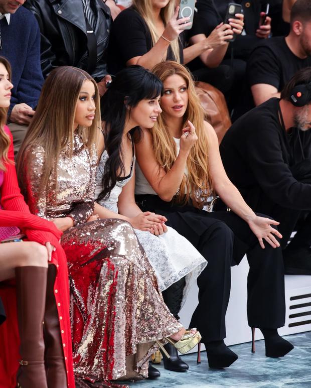 Shakira junto a Cardi B y Camila Cabello en el 'front row' del desfile de Fendi en París (Foto: AFP)