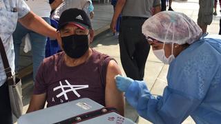 El ‘Capitán de América’ fue vacunado: Héctor Chumpitaz recibió la primera dosis contra el coronavirus
