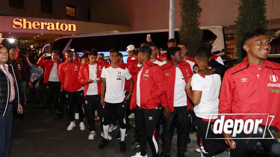 Selección Peruana salió a agradecer el cariño del hincha apenas llegó a Quito. (Daniel Apuy)