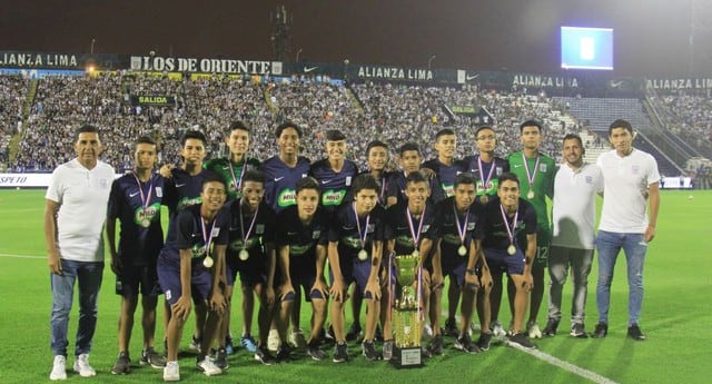 Alianza Lima rindió homenaje a sus campeones Sub 15. (Foto: Prensa AL)