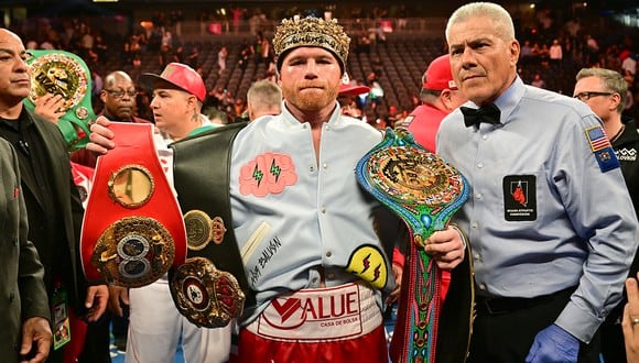 El boxeador mexicano Saúl "Canelo" Álvarez posa con sus cinturones y su corona, en septiembre de 2022 (Foto: AFP).