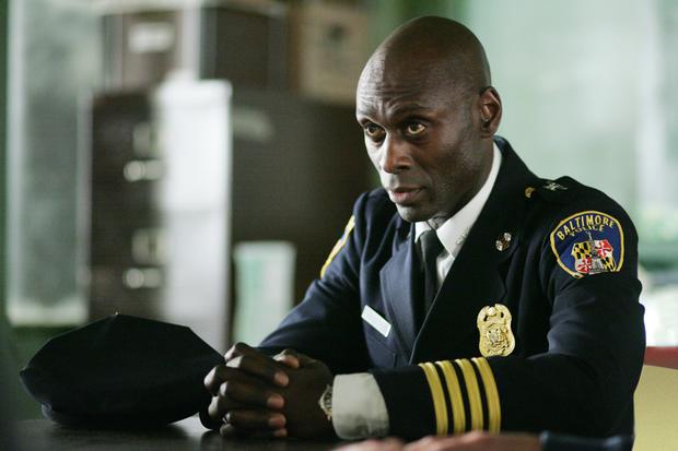 Lance Reddick en el personaje de Cedric Daniels en “The Wire” (Foto: HBO)