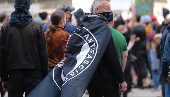 Antifascistas se han hecho presente en las protestas y Trump amenazó con denominarlos 'grupos terroristas'. (Getty)
