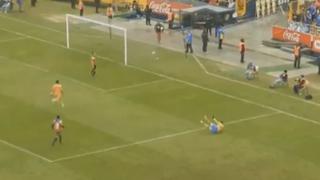 ¡Desde un ángulo imposible! Gignac hizo golazo tras dejar a Gallese en el suelo