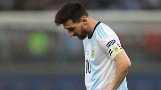 Ni se inmutó: la 'fría' reacción de Messi ante abrazo de Alves tras el Argentina-Brasil que es viral [FOTO]