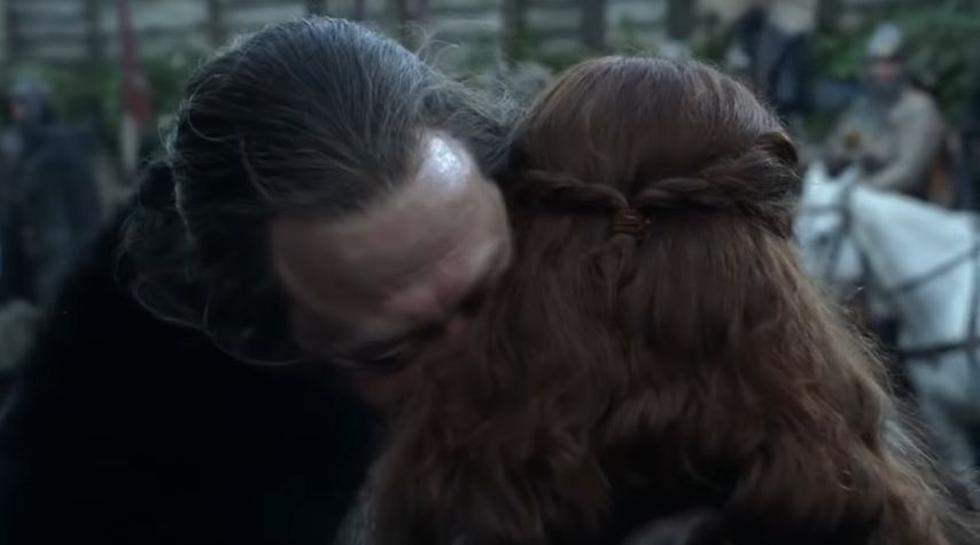 Inmediatamente después, el rey Robert Baratheon le da un beso y un abrazo a Catelyn Tully, esposa de&nbsp;Eddard 'Ned' Stark.&nbsp;(Foto: Captura de video)
