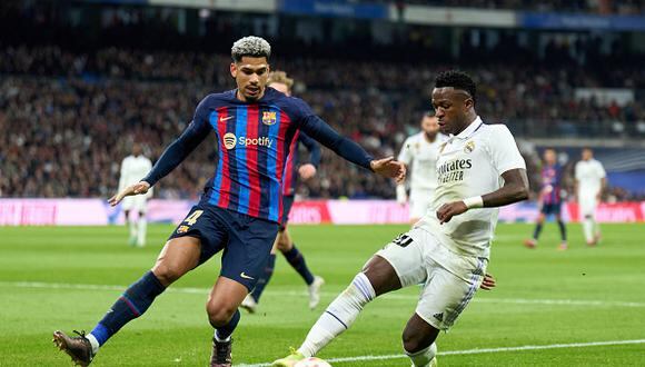 Vinicius Junior y Ronald Araújo protagonizarán uno de los duelos de Barcelona vs. Real Madrid. (Foto: Getty Images)