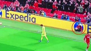 El verdadero 'héroe' de Anfield: el recogebolas del Liverpool vs. Barcelona del que no se deja de hablar en Inglaterra