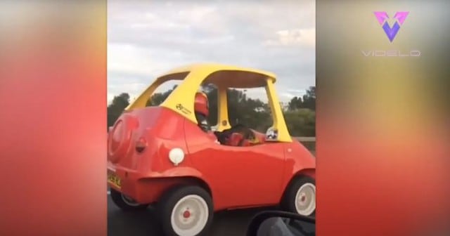 hombre fue captado manejando un icónico coche de juguete en plena autopista. (Foto: Europa Press/DPA)