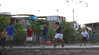 Indignante: son captados jugando fulbito en Villa El Salvador en pleno estado de emergencia