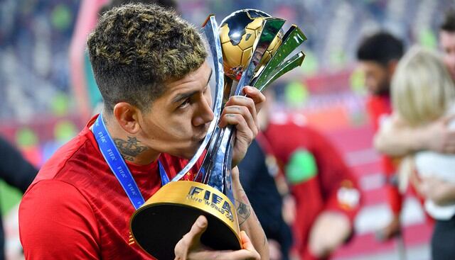 El autor del gol del título, Roberto Firmino, con la copa del Mundial de Clubes. (Foto: AFP)