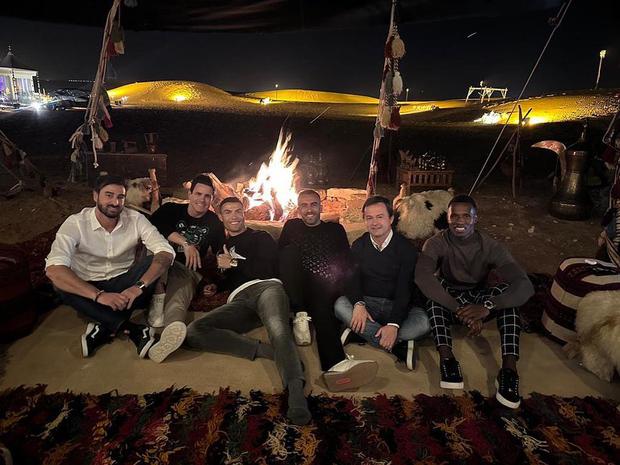 Cristiano Ronaldo y sus amigos alrededor de una fogata en medio del desierto de Riad (Foto: Cristiano Ronaldo / Instagram)