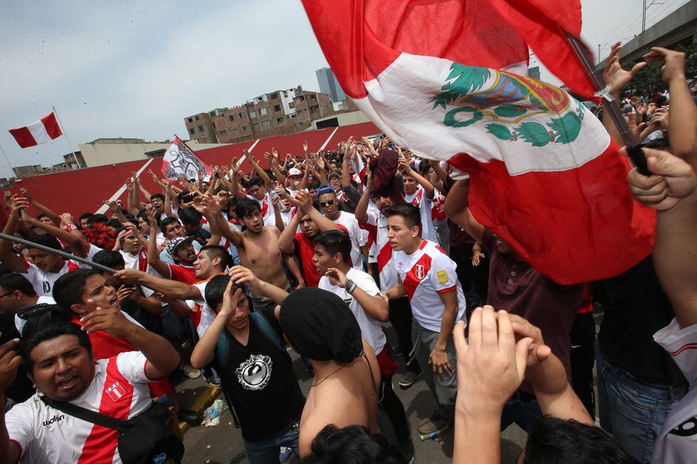 Banderazo en la Videna: el país entero unido por el Mundial. (Fotos: Fernando Sangama)