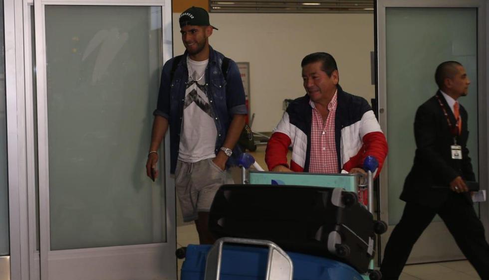 Carlos Zambrano llegó a primera hora a Lima. (Fotos: Violeta Ayasta)