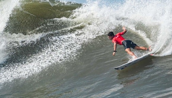 Lucca Mesinas sigue compitiendo dentro del ISA World Surfing Games 2021 (Foto: Instagram)
