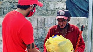 ¡Un crack! Reimond Manco salió a repartir alimentos a los más necesitados [VIDEO]