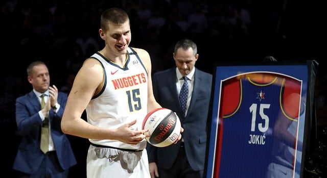 Nikola Joikic de Denver Nuggets para el Team LeBron. (Getty Images)
