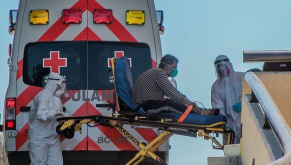 Paramédicos transportan a un hombre con coronavirus para ser atendido en un hospital en la ciudad de Tijuana en el estado de Baja California (México). (Foto: EFE / Joebeth Terriquez)