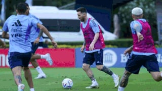 Alarma total en la Scaloneta: un hincha vulneró la AFA y se sacó una foto con Messi