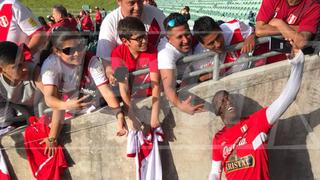 Perú vs. Nueva Zelanda: hincha puede "morir en paz" luego de selfie con su 'causa' Luis Advíncula [VIDEO]