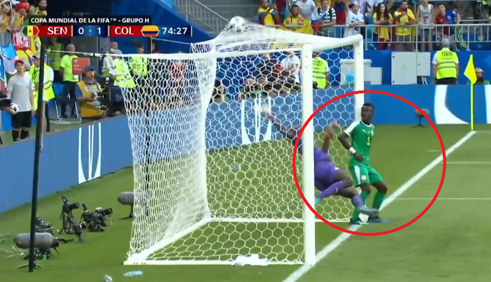 Defensor senegalés sorprende por su reacción tras gol de Yerry Mina. El video es viral en redes. (Foto: Facebook / The Eagle League)