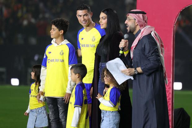 Cristiano Ronaldo, su pareja Georgina Rodríguez y sus hijos se paran en el escenario durante su inauguración en el estadio Mrsool Park en la capital saudí, Riad, el 3 de enero de 2023 (Foto: Fayez Nureldine / AFP)