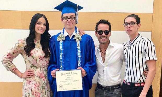 Dayanara Torres y Marc Anthony junto a sus hijos durante la graduación del mayor (Foto: Dayanara Torres / Instagram)