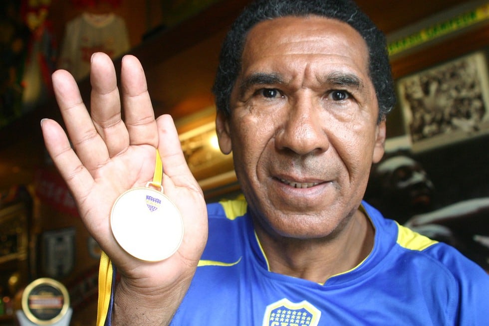 Julio Meléndez mostrando la medalla por el centenario de Boca Juniors. (Foto GEC Archivo)