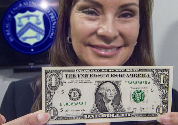 Look for a bill that matches the serial number (Photo: AFP)