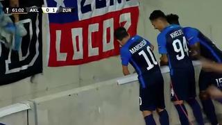 ¡Se salvó de milagro! El festejo de gol que acabó con un peligroso salto al vacío [VIDEO]