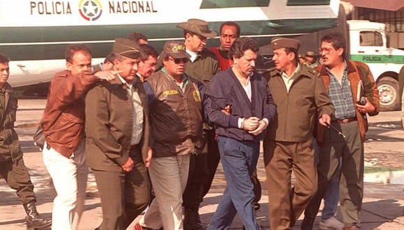 Miguel Rodríguez Orejuela siendo escoltado por miembros de seguridad en el aeropuerto de Bogotá después de ser trasladado en avión desde Cali, donde fue detenido el 6 de agosto (Foto: Javier Casella / Ministerio de Defensa / AFP)