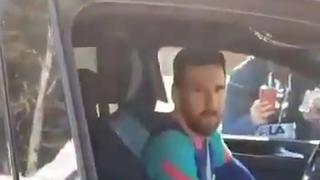 Lionel Messi se enfadó con un par de fanáticos que lo grabaron dentro de su auto [VIDEO]