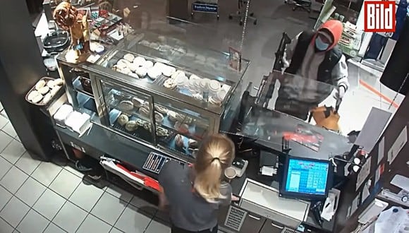 Empleada de estación de gasolina se enfrenta a ladrón armado con rifle y el video se vuelve viral. (Foto: BILD / YouTube)
