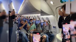 Andrés Ciro Martínez toca el Himno de Argentina en un avión rumbo a Qatar 2022