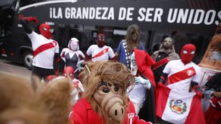 Con Chewbacca y Alf: hinchas sorprendieron a la Selección Peruana alentándolos con divertidos disfraces