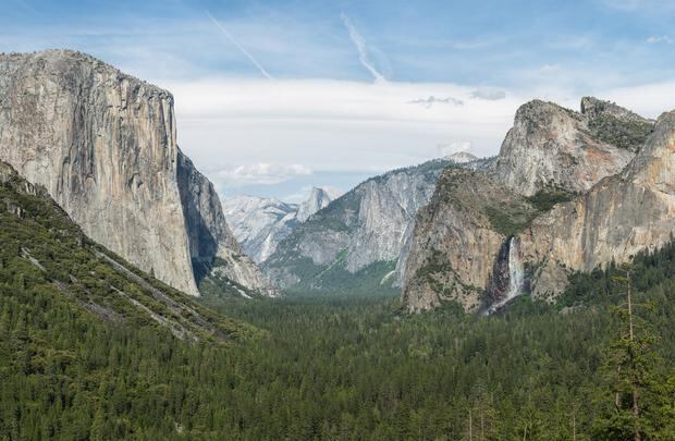 Ubicado en la Sierra Nevada de California, el Parque Nacional de Yosemite es conocido por su impresionante paisaje de montañas, cascadas y valles glaciares (Foto: Wikipedia)
