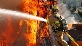 Estados Unidos: esta fotografía de unos bomberos en pleno incendio causó “polémica” en redes sociales